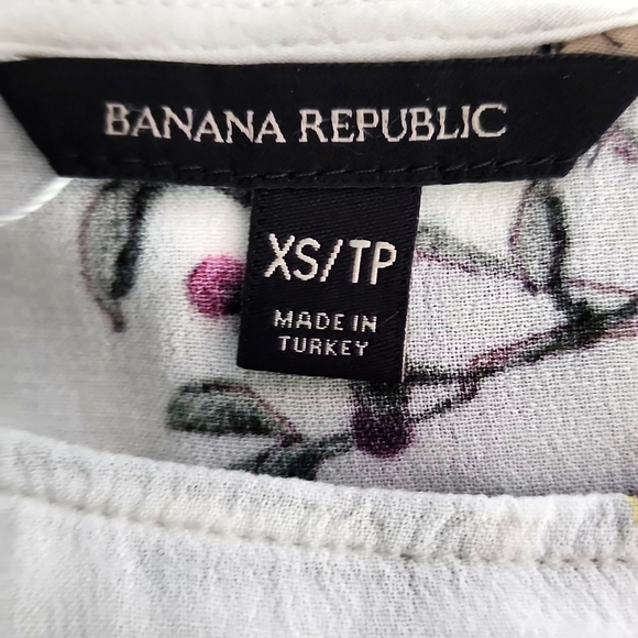 EUC  PRETTY FLORAL SLEEVELESS BLOUSE BY BANANA REPUBLIC - SIZE XS - Picture 4 of 5